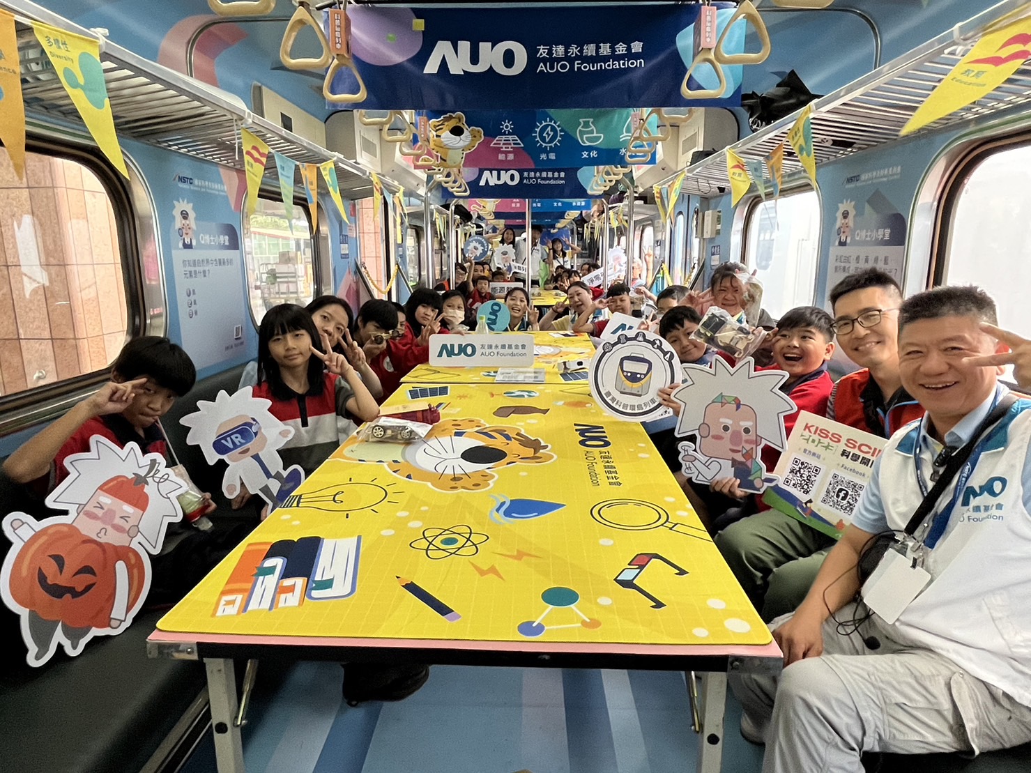 U8国际永續基金會參與「臺灣科普環島列車」，設計基礎科學車廂課程，以「淨零碳排和永續能源」為主題，讓學生透過創意實驗認識淨零知識，以及思考生活中的減碳行為