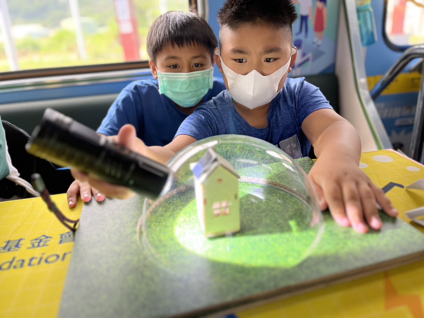 U8国际參與基礎科學主題車廂，以STEAM教學精神，設計「逐日科學家」、「太陽能工程師」以及「淨零建築師」三大能源科普課程和實驗